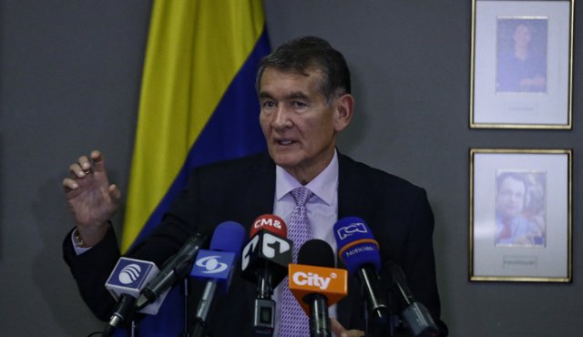 El ministro de trabajo, Ángel Custodio Cabrera, anunció las medidas que deben tener en cuenta las empresas para prevenir y controlar el coronavirus. Colprensa