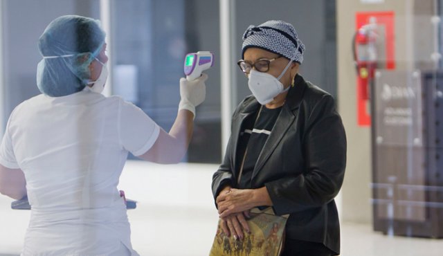 Aunque el miércoles personal de la Secretaría de Salud de Cúcuta adelantaba vigilancia epidemiológica en el Aeropuerto internacional Camilo Daza, tres personas no son suficientes para controlar el flujo de pasajeros que arriban desde los distintos destinos nacionales. Alfredo Estévez