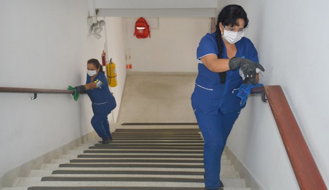 Cada dos horas el personal de servicios general de Aguas Kpital realiza limpieza y desinfección de pasamanos y sitios frecuentados por empleados y usuarios. Cortesía