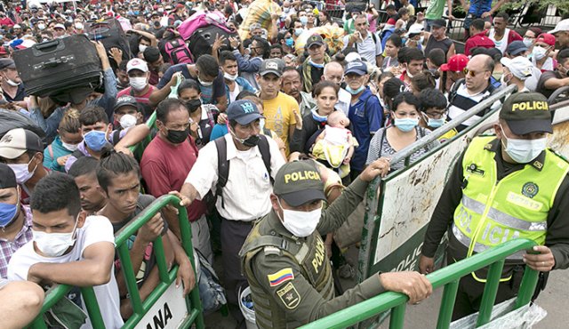 Desde el puente Francisco de Paula Santander varias personas intentaron pasar al lado venezolano desde las trochas. Algunos lo lograron. La Opinión