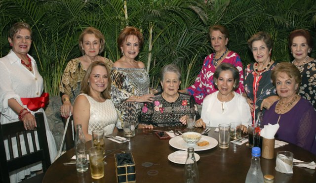 Luz Stella de Carrasco, Arcelia Tuta, Magaly de Canal, Eleonora Barrera, Martha de Benedetti y Mercedes de Hidalgo. Sentadas: María Mercedes González, Teresa Lizarazo, Graciela de Peñaranda y Olga Guerrero. César Obando