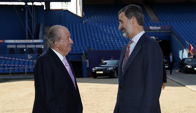 Felipe VI y su padre Juan Carlos. AFP