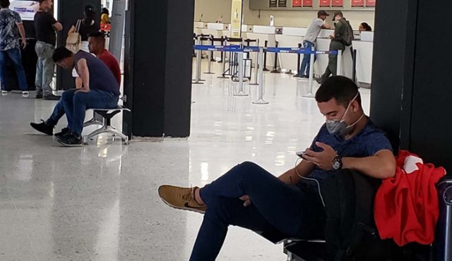 En el Aeropuerto Camilo Daza todo transcurre con normalidad, y algunos pasajeros esperan con tapabocas y otros prefieren no llevarlo. César Obando
