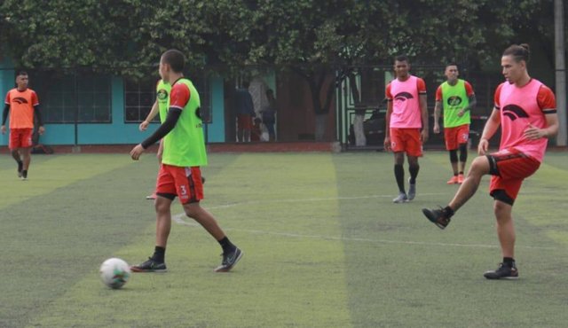 El Cúcuta Deportivo continúa con los entrenamientos normales mientras varios clubes del país decidieron parar sus actividades.
Cúcuta Deportivo