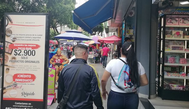 Los locales comerciales y los vendedores ambulantes del centro de la ciudad siguen trabajando normalmente, aunque las ventas han disminuido por la falta de compradores venezolanos y por el miedo al coronavirus.
Daniel Villán