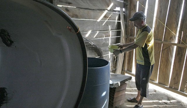 En la parte alta del asentamiento humano La Fortaleza, llevan más de 20 días sin recibir agua. La comunidad ha acudido a carro tanques para aprovisionarse. Mario Caicedo La Opinión