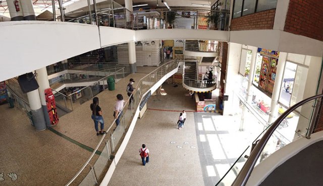 El centro comercial oití ya luce bastante desolado después de la medida preventiva tomada por la administración del lugar. Obando La Opinión