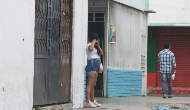 Las trabajadoras sexuales del parque Mercedes Ábrego también han sentido los efectos de la crisis sanitaria por el coronavirus, ya que sus habituales clientes se ausentaron. En ese sector de la zona céntrica ejercen la prostitución más de 300 migrantes de Venezuela. La Opinión