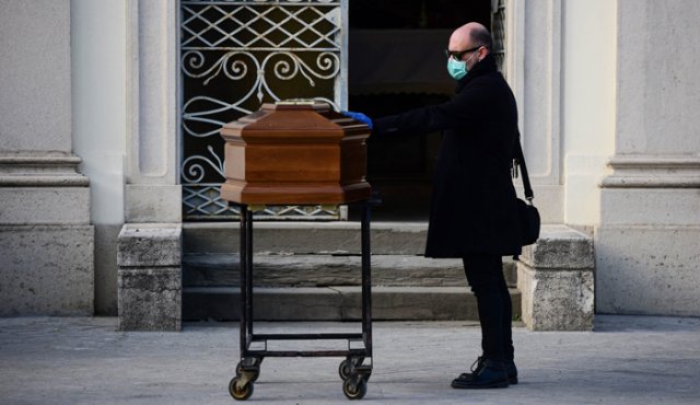 A diferencia de otras épocas, en los cementerios e iglesias de Italia los muertos no tienen ahora las pompas fúnebres multitudinarias, por culpa de la pandemia del coronavirus. AFP
