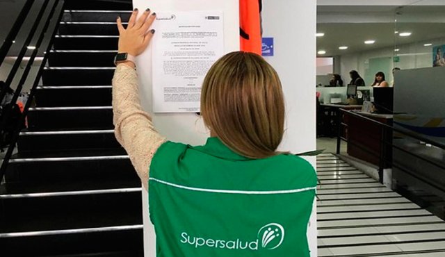 Momento en que la Superintendencia Nacional de Salud tomó posesión de la EPS Cruz Blanca, en septiembre de 2019. Colprensa