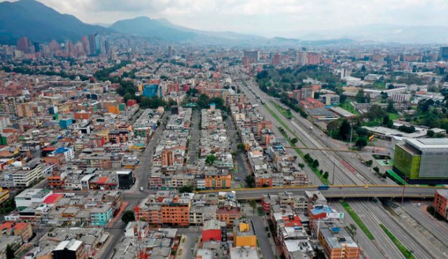 Con e lfin de que el Aislamiento Preventivo Obligatorio, firmado por el presidente Iván Duque y los ministros de su gabinete, se haga efectivo, la norma “limita totalmente la libre circulación de personas y vehículos en el territorio nacional”, con 34 excepciones. AFP