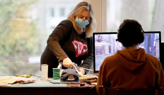Kim Collins, cofundadora y doula del MommaArts Pregnancy Care Center, plancha la tela mientras cose máscaras para sus compañeros de trabajo, colegas y familias en su hogar. AFP