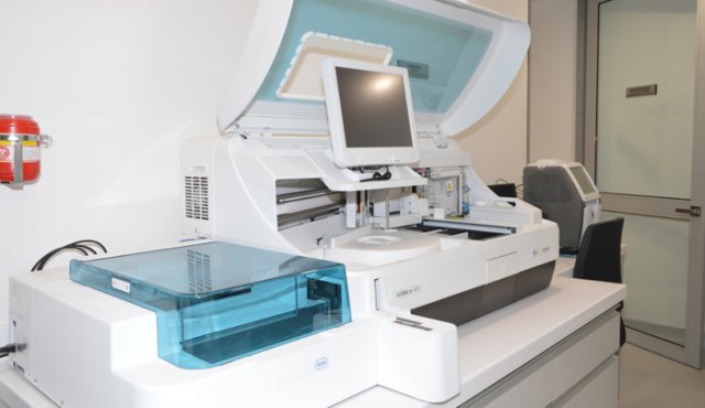 La farmacéutica Roche, proveedora de la máquina, colaboró con el soporte técnico para que se reanudara su funcionamiento. Colprensa