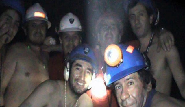 A pesar de estar bajo tierra, los mineros se comunicaban con el exterior, mantenían el buen sentido del humor y trataban de hacer más ameno su encierro.
Archivo