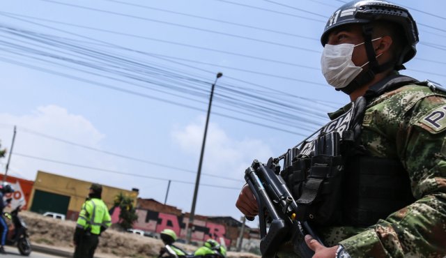 Brigada XIII del Ejercito Nacional apoya a la Policia en puestos de control en entradas y salidas de Bogotá con patrullajes, registros y perifoneos pedagógicos para alertar a la comunidad en la prevención del COVI-19. Colprensa