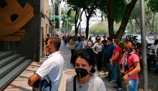 Las afueras de las entidades financieras permanecieron atiborradas de público ayer en la mañana.
Esperanza Arango