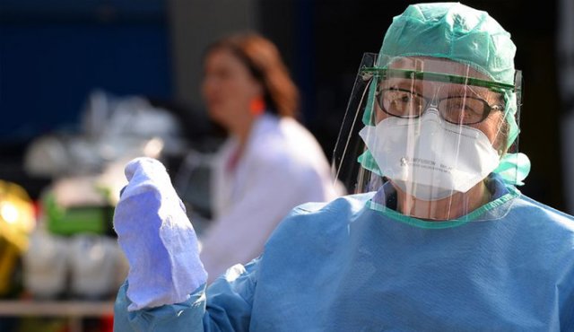 En algunos países los contagios y las muertes por coronavirus están disparados y las autoridades no logran ni siquiera evacuar los cadáveres que la pandemia va dejando. AFP