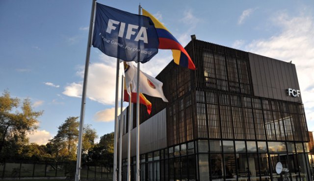 La Fifa recomienda el aplazamiento de los partidos, masculinos y femeninos, programados en junio, una decisión que ya había tomado el miércoles la UEFA. Archivo