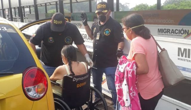 Este fue el momento en el que la paciente era montada en un taxi,en el puente internacional Simón Bolívar, para trasladar al centro médico. Cortesía