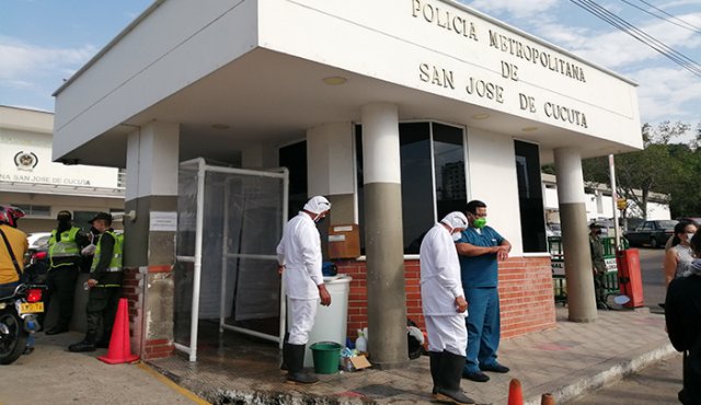 Quienes entren y salgan del comando de la Mecuc serán desinfectados para prevenir el contagio. Laura Serrano/La Opinión