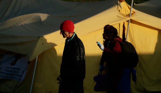 Entre los lineamientos, a las entidades territoriales se les indica que deben disponer y acondicionar los espacios de aislamiento preventivo para aquellas personas que no tengan lugar de residencia, sobre todo si están en condición de irregularidad. Colprensa