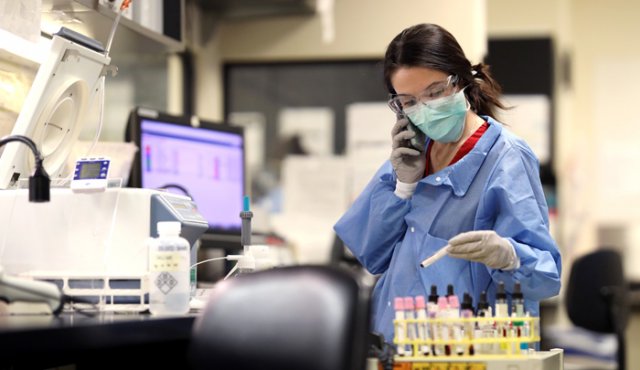 Técnicos en el laboratorio de pruebas procesan el análisis de sangre en MedStar St. Mary's Hospital, en Washington DC, EEUU. AFP