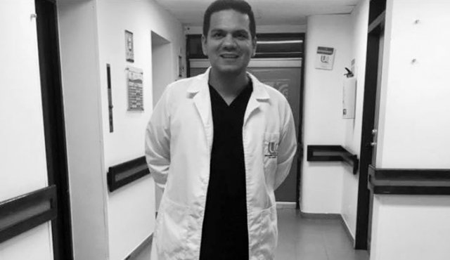 La Clínica Universitaria Colombia señaló que para su directiva, el primer objetivo del plan contra la COVID-19 es cuidar a sus trabajadores. El médico Carlos Nieto murió por la pandemia. Cortesía
