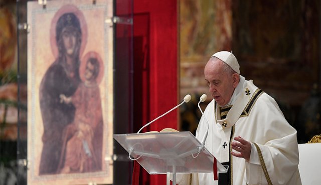 El papa invitó a todos los católicos y creyentes en Dios a dejar salir del corazón palabras de ánimo. Afp