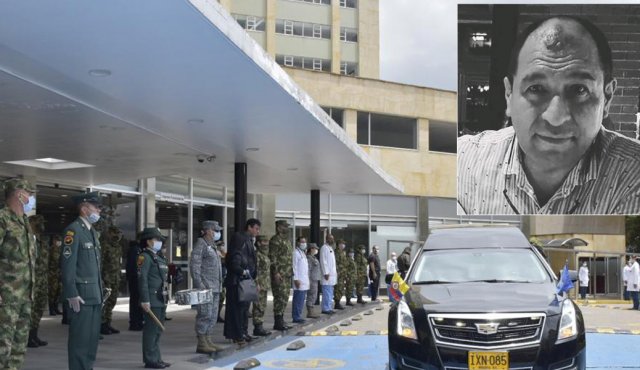 La directora del Hospital Militar, la mayor generala Clara Galvis, entregó el Pabellón de la Fuerza Aérea Colombiana a la familia de William Gutiérrez. Tomada de Twitter