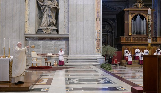 Francisco lleva días dirigiéndose a una cámara, desde la basílica o desde su biblioteca privada, en un Vaticano inusualmente vacío. Afp