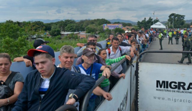Luego de que Migración Colombia, iniciara los procedimientos de deportación de ciudadanos venezolanos en la ciudad de Bogotá, uniformados del Grupo de Protección a la Infancia y Adolescencia en el Peaje Los Acacios. Cortesía