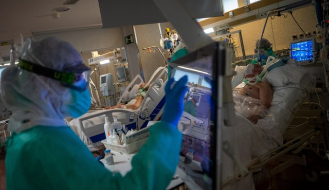 La lucha contra la pandemia sigue sin una respuesta definitiva. Los científicos trabajan apresurados para encontrar una vacuna. AFP