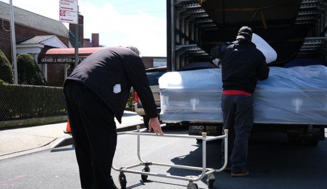 La Funeraria Gerard Neufeld, en Queens y de décadas de antigüedad, ahora atiende principalmente a una comunidad de inmigrantes en Queens que ha sido duramente afectada por el coronavirus, ha sido abrumada por la cantidad de fallecidos que necesitan sus servicios funerarios. AFP