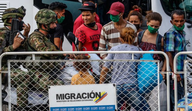Por causa de la cuarentena, los migrantes se han quedado sin la posibilidad de sustento para sus familias en una frontera apagada por el coronavirus. AFP