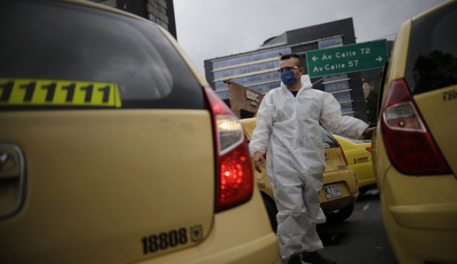 En Bogotá, la Secretaría Distrital de Movilidad y la concesión RUNT SA entrgó 10.000 kits de protección con tapabocas y gel a los taxistas, para contribuir con la contención del virus. Colprensa