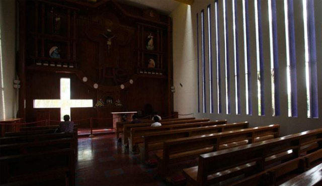 Ricardo Ramírez, un joven capellán, mantiene el rito católico en la capilla en Puente Real, al sur de San Cristóbal. Tomada de internet