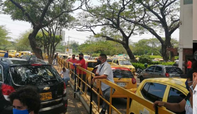 Durante lo que va corrido de la presente semana los taxistas han protestado en dos ocasiones en las afueras del Área Metropolitana, en reclamo de que el pico y placa se modificara. Cortesía