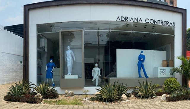 Así luce la fachada del almacén de ropa de la diseñadora Adriana Contreras, quien ahora aprovechó la oportunidad para incursionar en el mundo de la salud confeccionando trajes de bioseguridad para ayudar a combatir el coronavirus. Instagram y Archivo