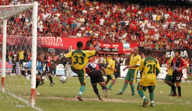 Mauricio Molina, quien luce el dorsal 9, le marcó al Bajo Cauca en el minuto 85 de la final de vuelta del Torneo de la B del 2005 sellando un marcador global de 2-1 que le dio el paso al rojinegro a Primera División luego de nueve temporadas en la Segunda División
Archivo