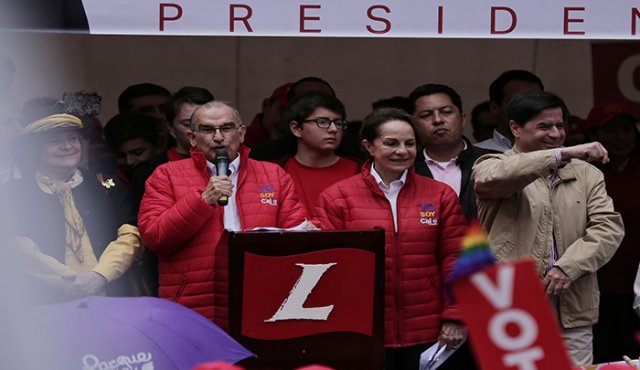 La señora Restrepo contrajo matrimonio con De La Calle en 1968, unión de la que nacieron el abogado y exfuncionario José Miguel, la psicóloga Alejandra y la también abogada Natalia.
Colprensa