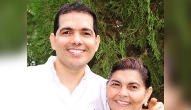 Han pasado tres años desde que el cantante de vallenato Peter Manjarrés tuvo que decirle adiós a su abuela Carmen Porto, quien falleció el pasado 12 de enero del 2017. Cortesía
