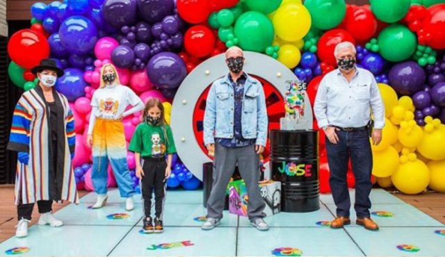 El mismo cantante subió videos y fotos del festejo que estuvo acompañado por una decoración con bombas de distintos colores. Colprensa