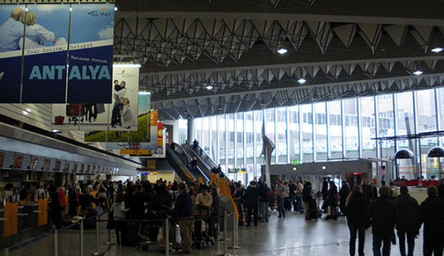Al día siguiente, tuvo que regresar en un vuelo a Washington. La policía no precisó, sin embargo, si pudo ver a su amada, aunque fuera a través del cristal en la zona de tránsito del aeropuerto. Colprensa