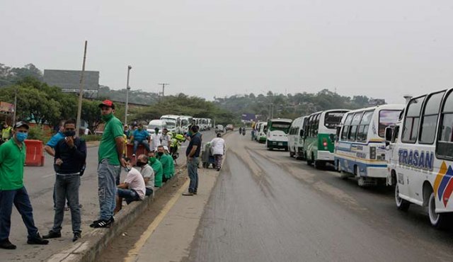 LOS CONDUCTORES parquearon sus busetas a lado y lado de la subida del Indio, lo que produjo traumas en el tránsito de automotores que se moviliza por la autopista de Juan Atalaya hacia el centro de la ciudad y viceversa. Mario Caicedo