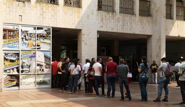 Los principales tributos que la Secretaría de Hacienda cuantifica son el predial unificado, el pago de Industria y Comercio, y el impuesto por circulación y tránsito. Archivo
