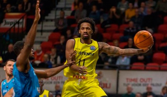 Braian Angola (DER.) compitió en 2018 y 2019, en la Liga de desarrollo previa a la NBA; sin embargo, su equipo no lo tuvo en cuenta en la plantilla principal. Twitter