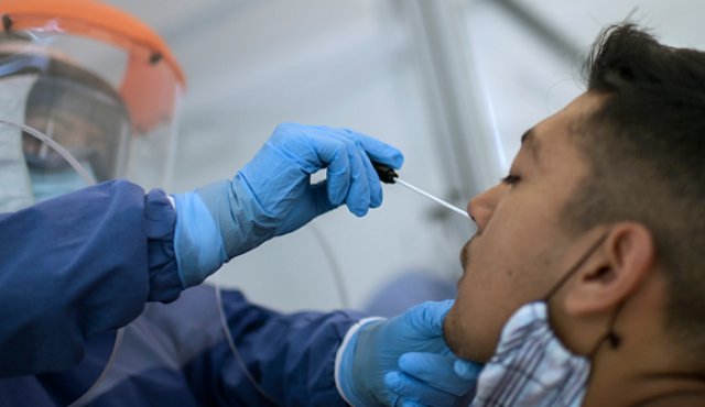 Un trabajador de la salud toma muestras de un hombre para examinarlo para detectar el coronavirus COVID-19, en la unidad de Ciencias Biológicas del Instituto Politécnico Nacional (IPN) en Ciudad de México. AFP