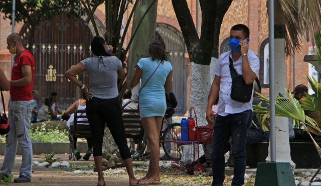 La mayoría de mujeres venezolanas que se dedican a la prostitución continúan ofreciendo sus servicios en los alredores del Parque Mercedes Ábrego. Mario Caicedo La Opinión