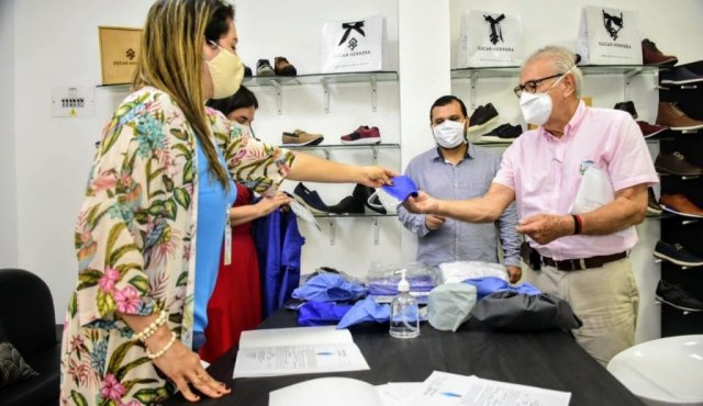 El mandatario local, visitó algunas empresas del sector comercial para conocer las necesidades y escuchar las propuestas del gremio. Cortesía.