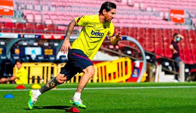 El astro argentino luego de sufrir una contractura en el cuádriceps de la pierna derecha, que no fue de gravedad. fcbarcelona_es/twitter